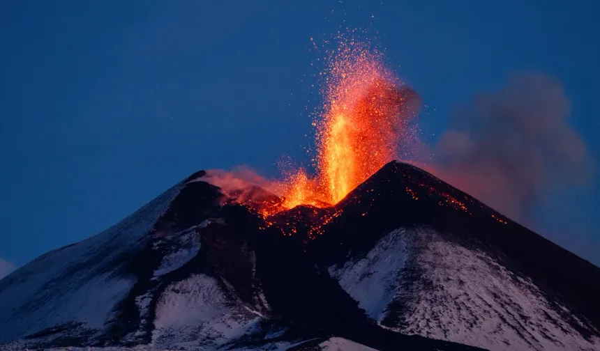 Etna Yanardağı'nda şiddetli patlama!