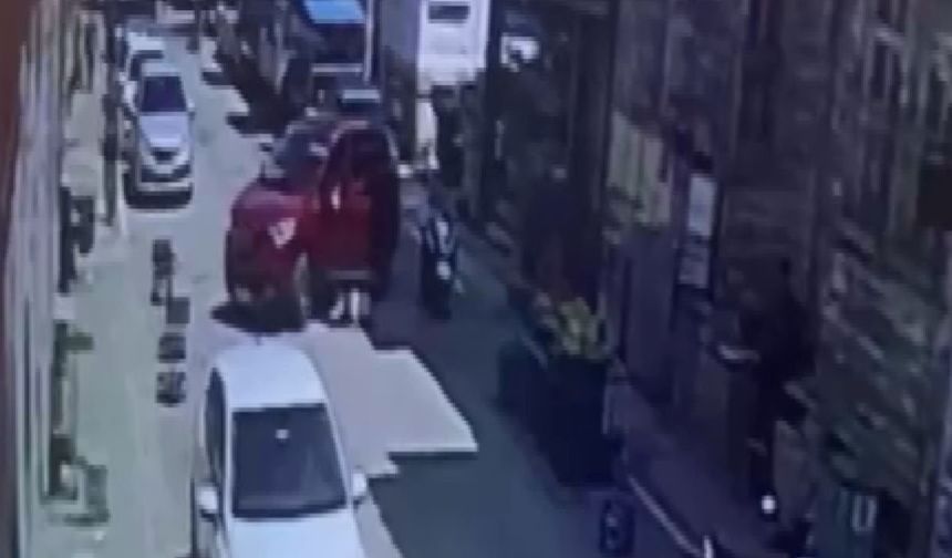 Geri viteste bırakılan otomobil mobilya mağazasına daldı!