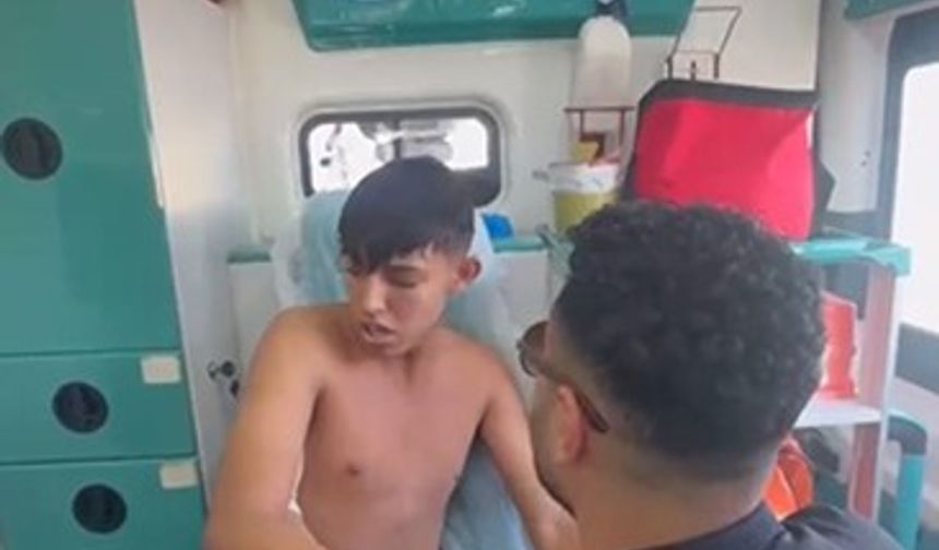 Hatay’da omzu çıkan gence sağlıkçının müdahalesi gündem oldu!