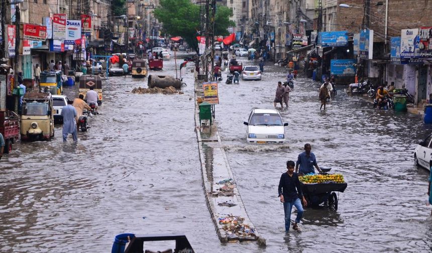 Pakistan’da aşırı yağışlar sonucu 2 hastaneyi su bastı!