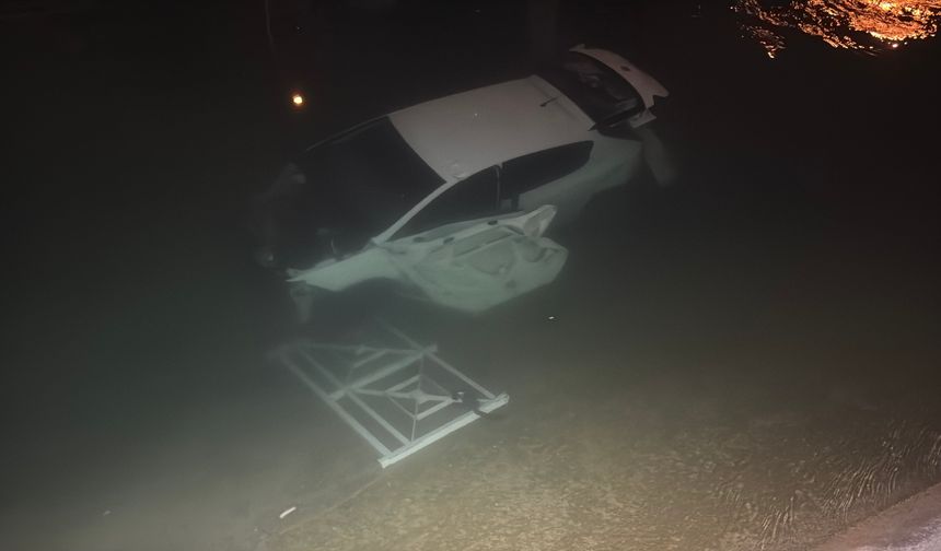 Adana’da otomobil sulama kanalına devrildi!