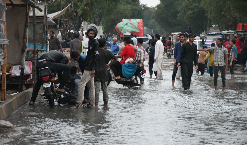 Pakistan’da muson yağışları can almaya devam ediyor!