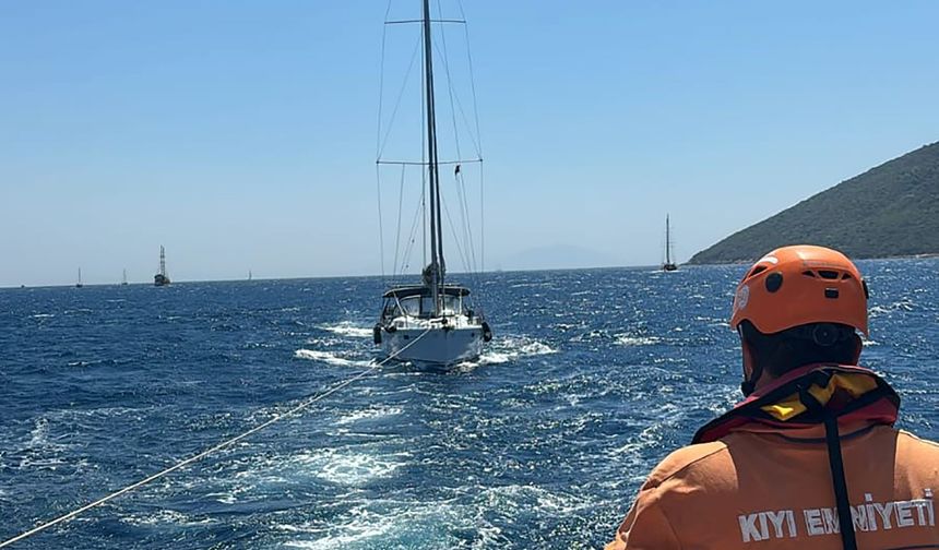 Makine arızası yapan teknedeki 4 kişi ekipler tarafından kurtarıldı!