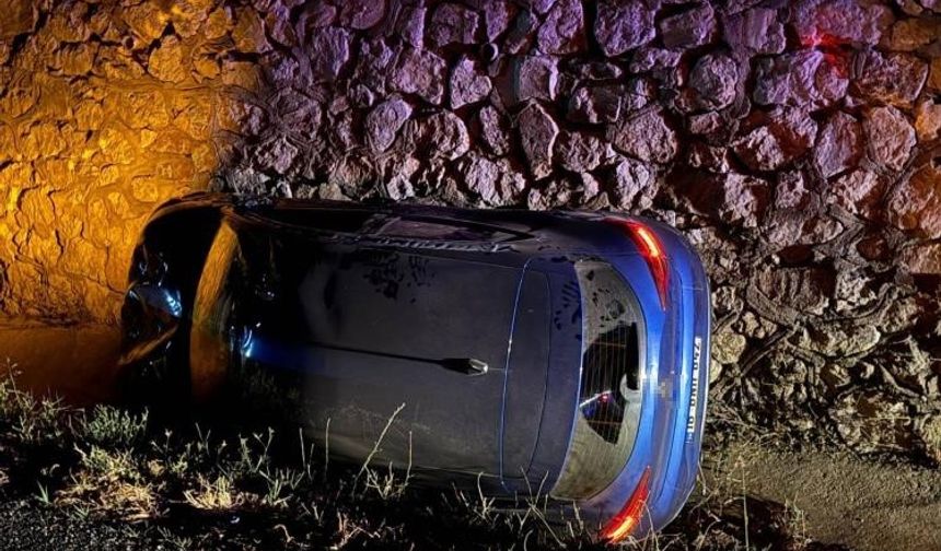 Ticari araç ile çarpışan otomobil su kanalına düştü