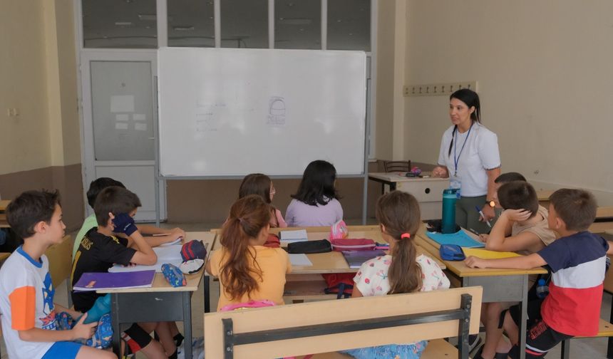Aydınlı çocuklar yaz tatilini ingilizce öğrenerek değerlendiriyor