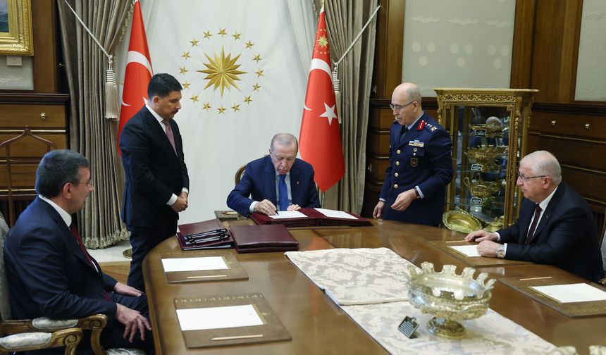 YAŞ kararları açıklandı: TSK'da yeni atamalar ve terfiler gerçekleşti!
