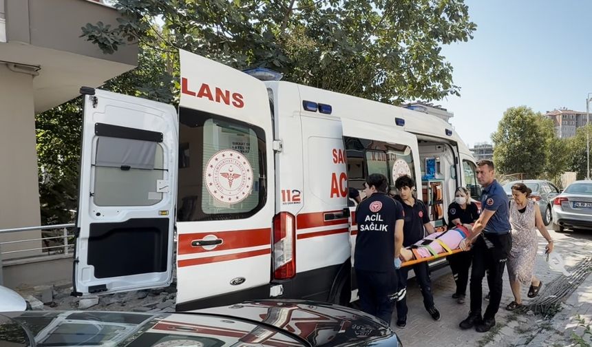 Avcılar’da cam silerken düşen kadın hastanelik oldu