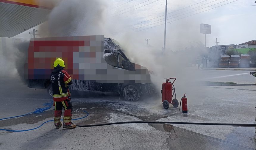 Balıkesir’deki bir akaryakıt istasyonunda araç alev aldı!