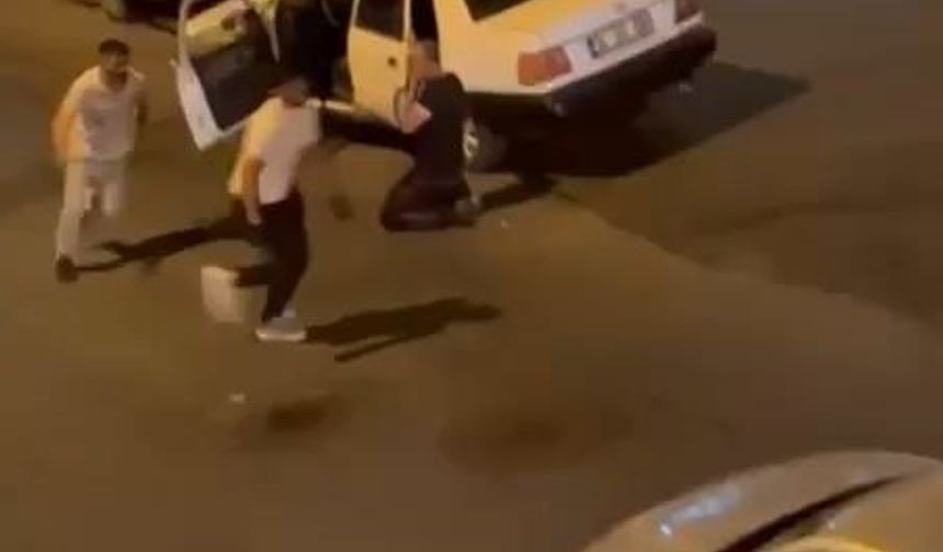 Esenyurt’ta sokak ortasında bıçaklı kovalamaca kamerada