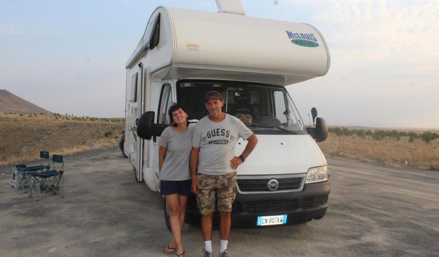 Türkiyeyi gezen İtalyan aile Meke Gölü'ne hayran kaldı!