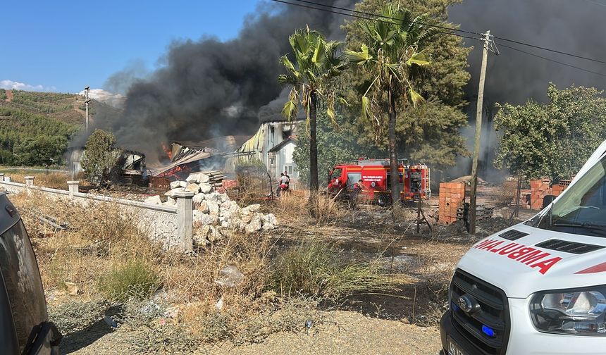 Muğla Seydikemer'de kereste deposunda yangın