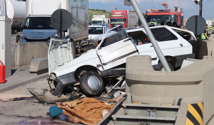 Mersin gişelerinde otomobil beton bariyere çarptı, 2 ölü!