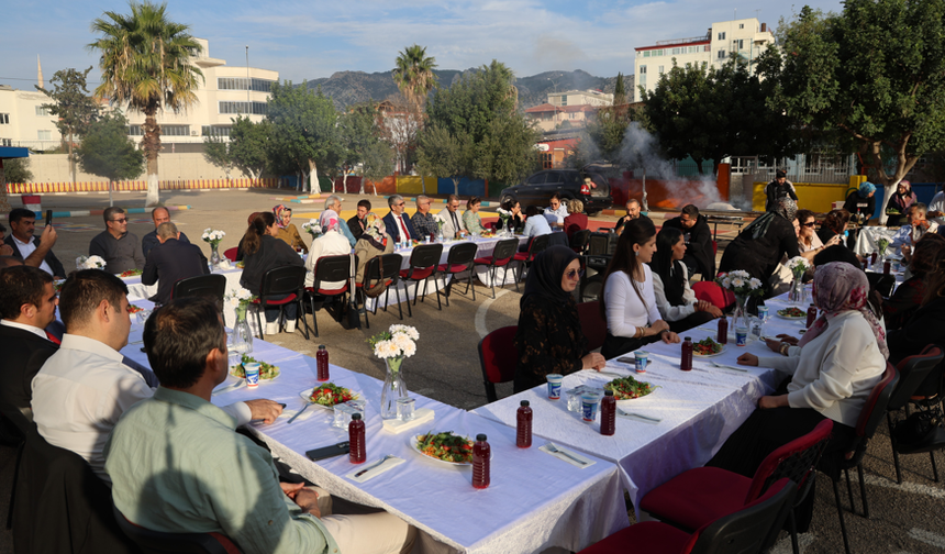 Adana'da Öğretmenler Günü davul zurnayla kutlandı