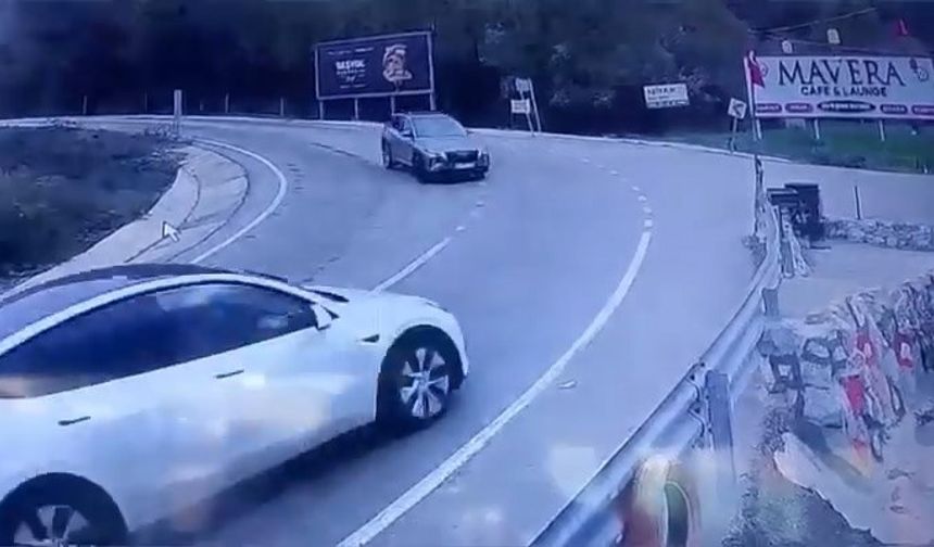 Uludağ yolunda kaygan zeminde kontrolden çıkan otomobiller çarpıştı