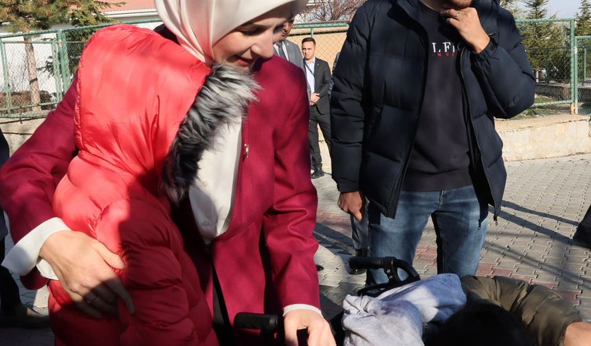 Göktaş, devlet korumasındaki engelli çocuğu ziyaret etti