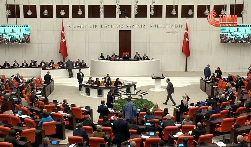 AK Parti’den doğum izni ve çocuklara sosyal medya sınırı