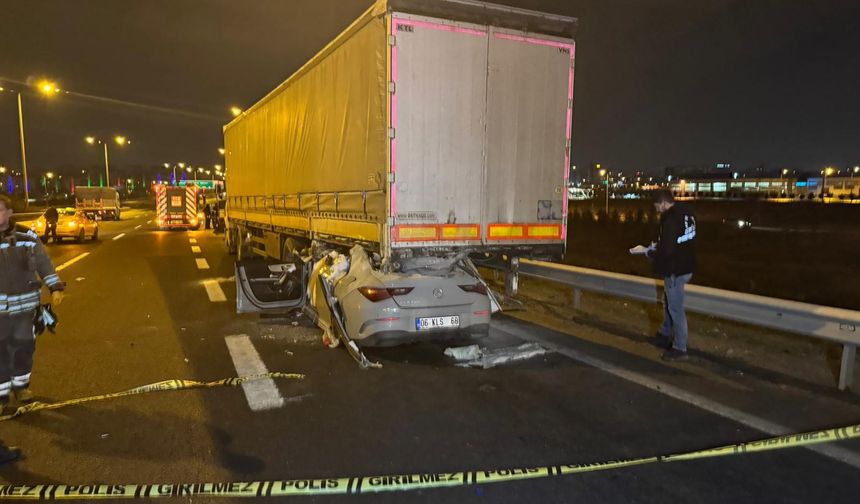 Ankara çevre yolunda feci kaza: Otomobil tırın altına girdi