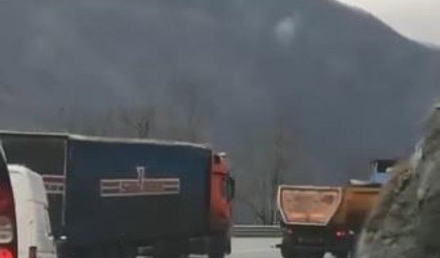 Artvin'de 5 aracı peş peşe sollayan tır faciaya davetiye çıkardı