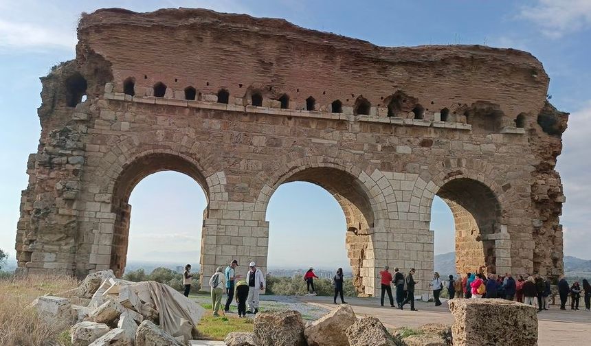 Doğaseverler Tralleis Antik Kenti’nde tarihle buluştu