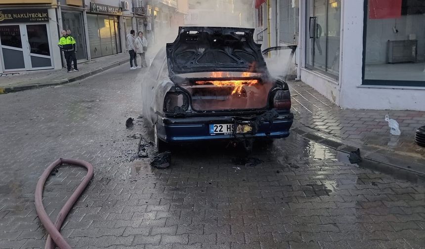 Babaeski’de seyir halindeki otomobil alev aldı