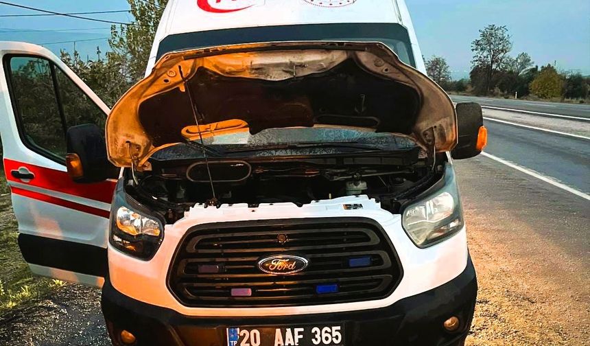 Denizli Buldan’da seyir halindeki ambulans alev aldı