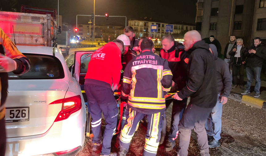 Tırın dorsesine saplanan otomobilde 1 kişi yaralandı