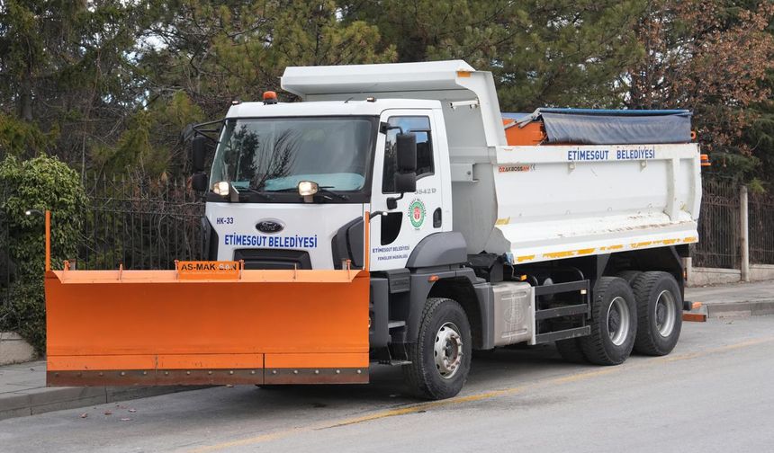 Etimesgut’ta kar yağışına karşı ekipler teyakkuzda