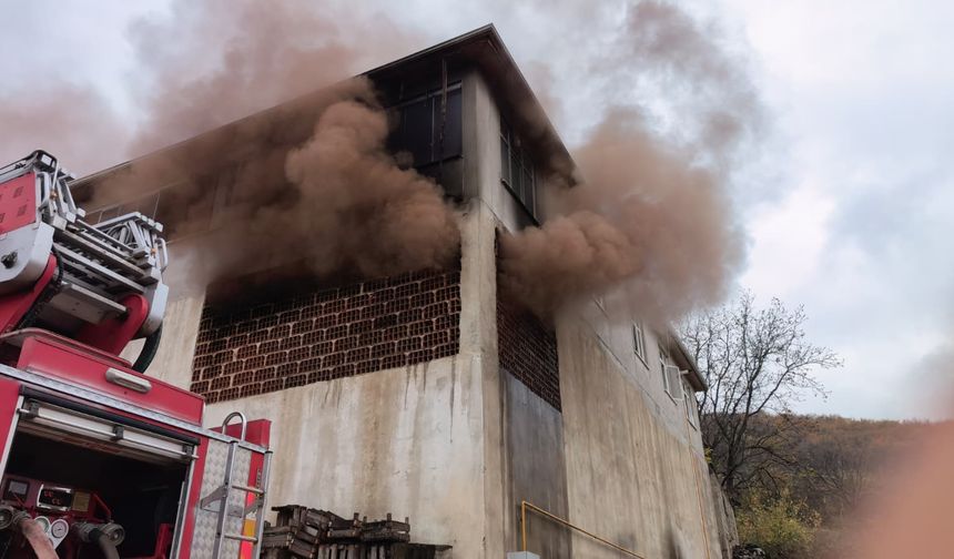 İnegöl’de depo yangını: Meyve kasaları küle döndü
