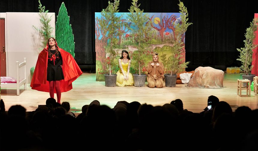 Kırmızı Başlıklı Kız müzikali Keçiören'de çocuklarla buluştu