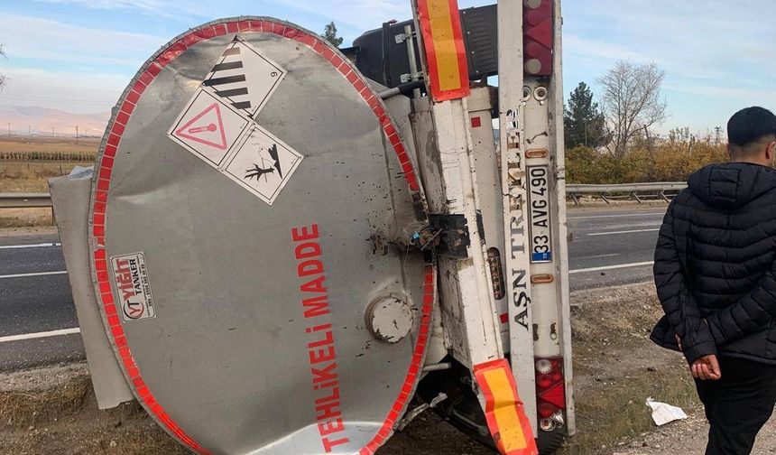 Mardin’de akaryakıt yüklü tır devrildi