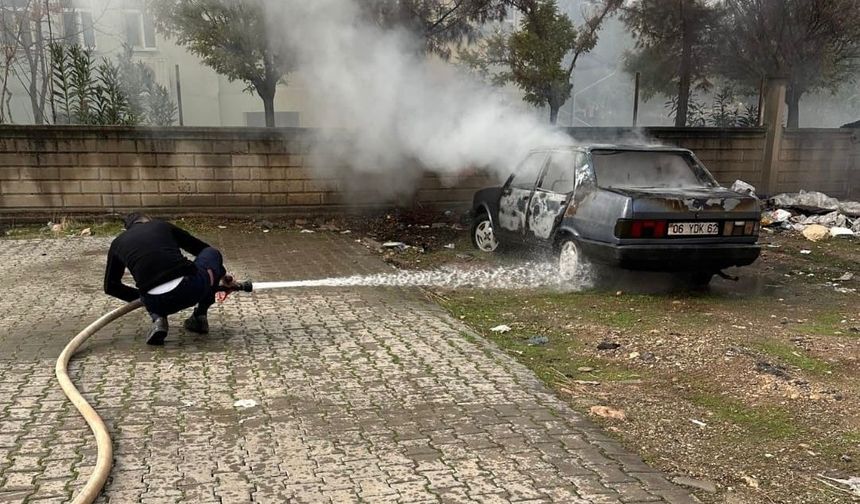 Kurtalan’da park halindeki otomobil alev aldı