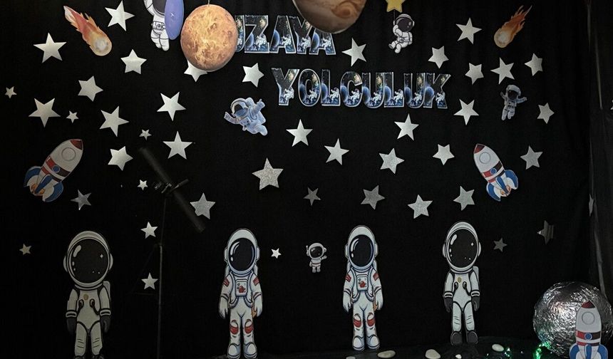 Bebek Kütüphanesinde minikler uzayla tanıştı