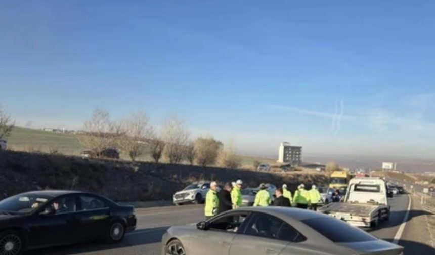 Elmadağ’da 6 araç zincirleme kazaya karıştı: 2 yaralı