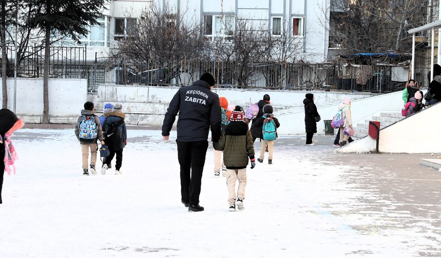 Keçiören’de okul çevrelerinde karla mücadele seferberliği