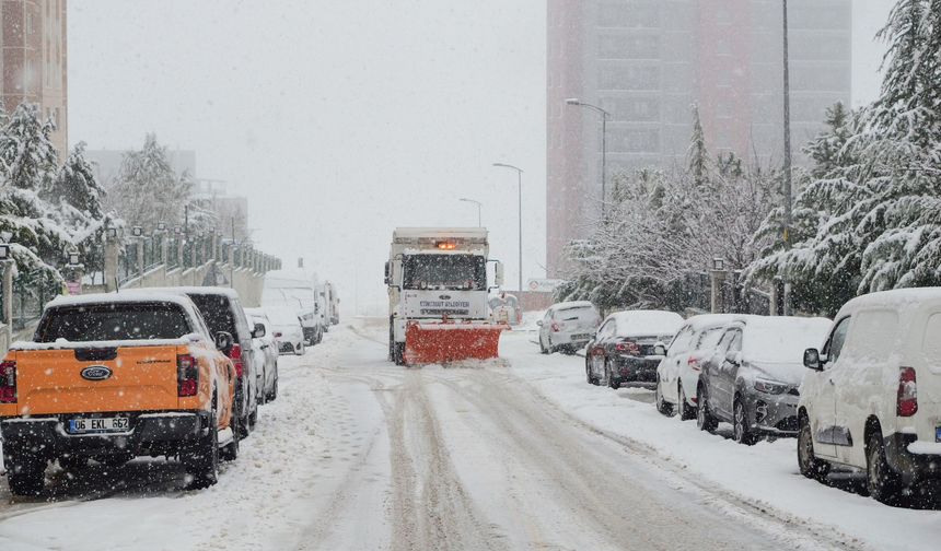 Etimesgut Belediyesi yoğun kar yağışına karşı sahada