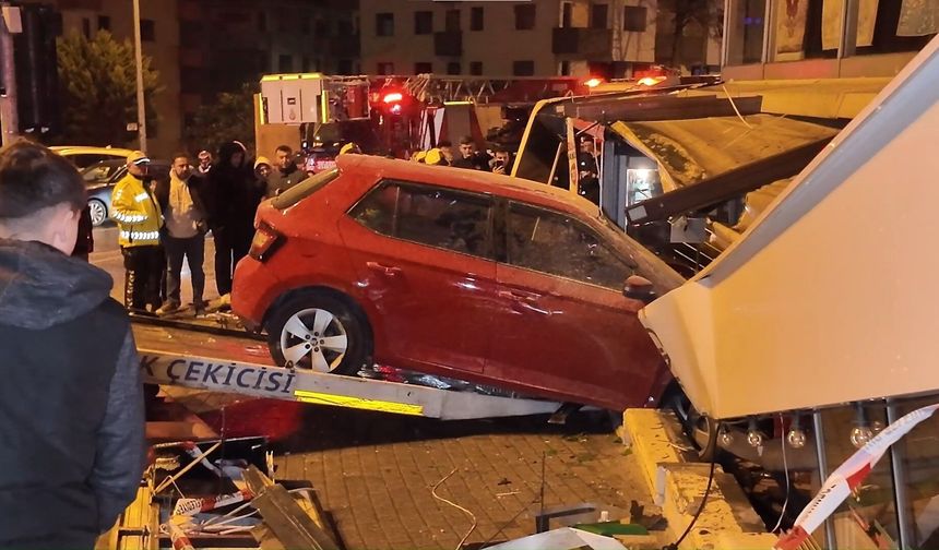 Üsküdar’da virajı alamayan otomobil iş yerine girdi