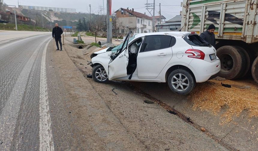 Direksiyon hakimiyetini kaybeden otomobil park halindeki tıra çarptı