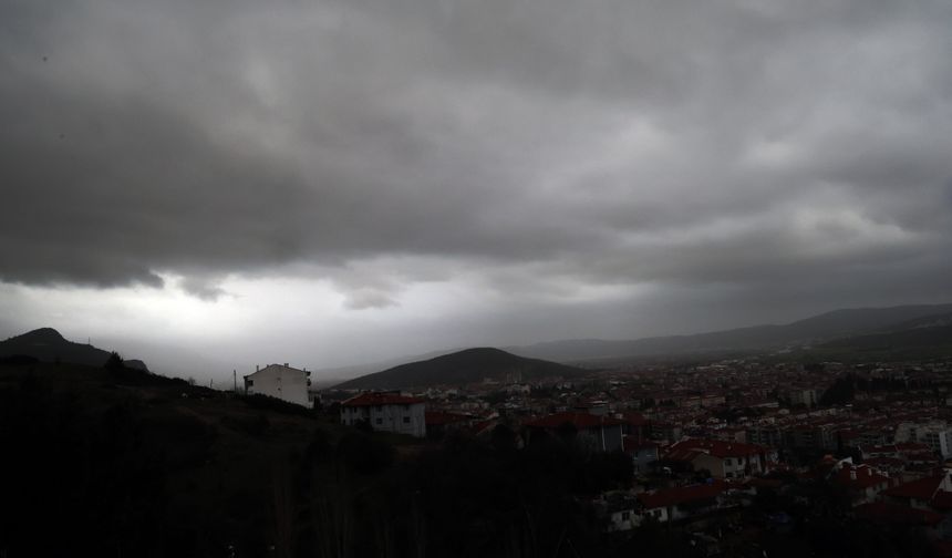 Muğla’da gökyüzü karardı: Afrika tozu çamur yağmuruna dönüştü