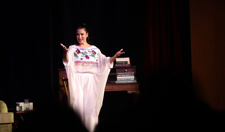 Yenimahalle’de “Ama Değil Rağmen” tiyatroseverlerle buluştu