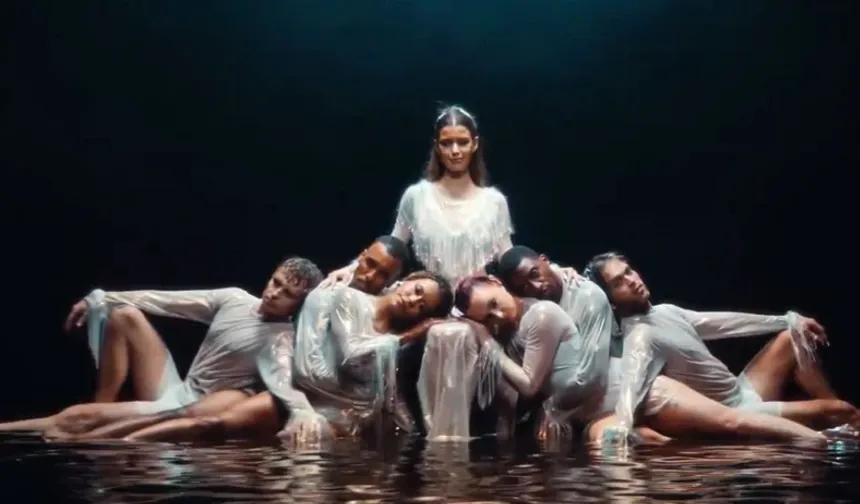 Beren Saat ilk şarkısı "Capitalizoo"yu anlattı