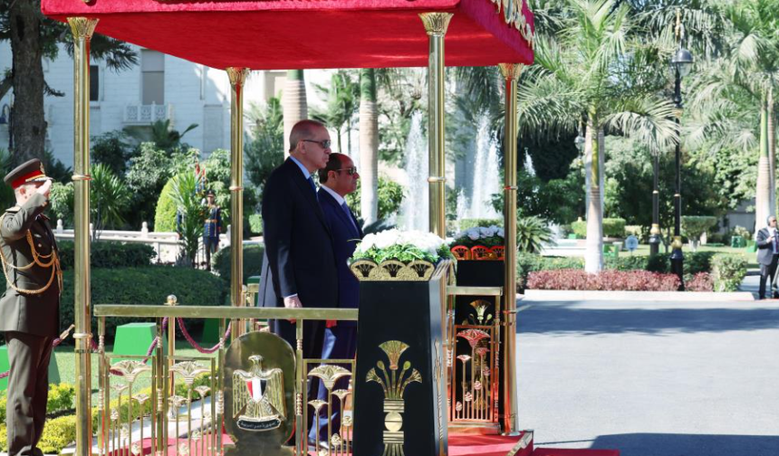 Erdoğan ve heyeti Mısır'da resmi törenle karşılandı