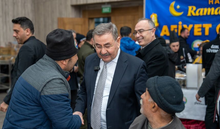 Ankara Gölbaşı Belediyesi ilk iftarda vatandaşlarla aynı sofrada