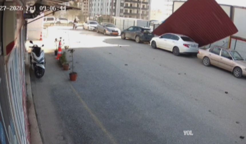 Hatay'da fırtına çatıyı uçurdu, araçlar hasar gördü