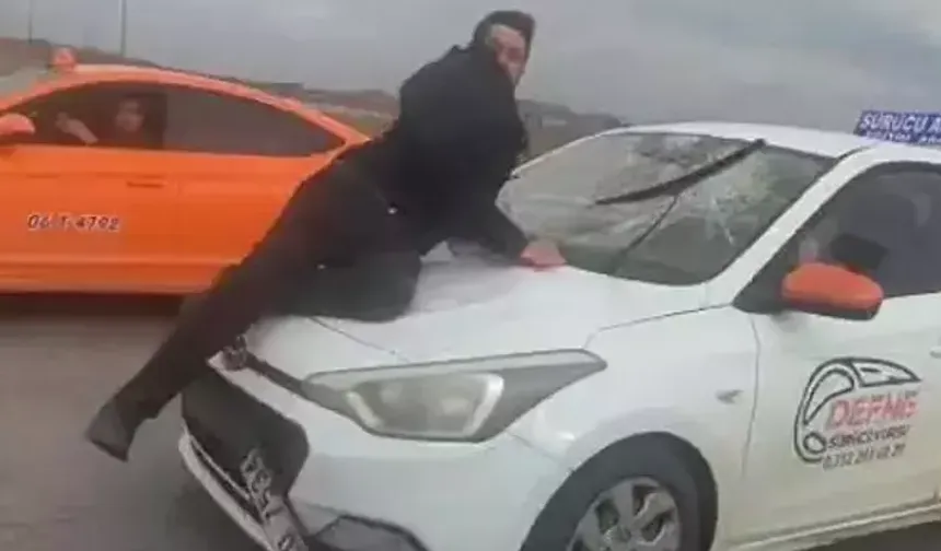 Etimesgut’ta şok olay: Tartıştığı sürücüyü kaputta sürükledi