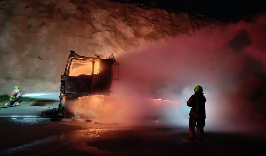 Balıkesir’de kauçuk yüklü tır alev alev yandı