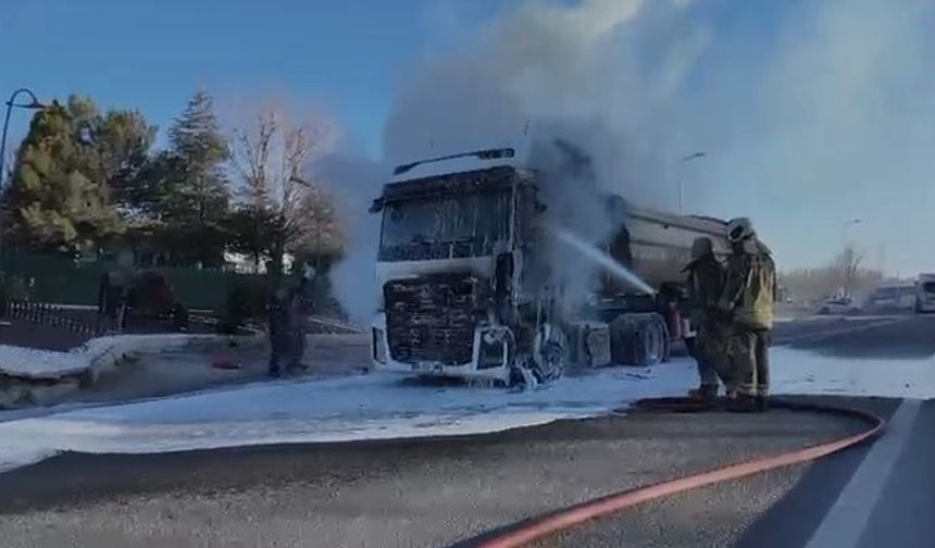 Polatlı’da seyir halindeki hafriyat kamyonu alev aldı