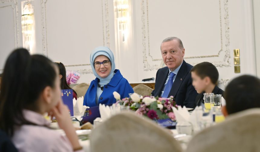 Cumhurbaşkanı Erdoğan devlet korumasındaki çocuklarla iftar yaptı