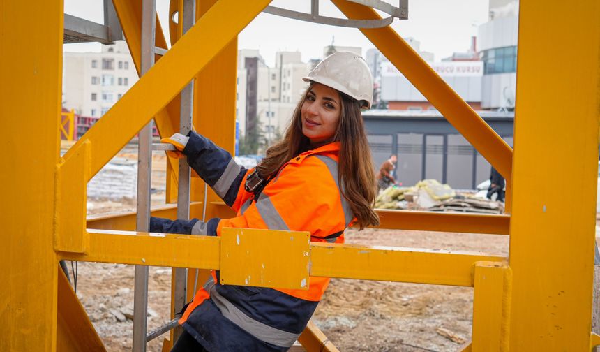 Ankara’da 20 yaşındaki kadın kule vinç operatörü oldu