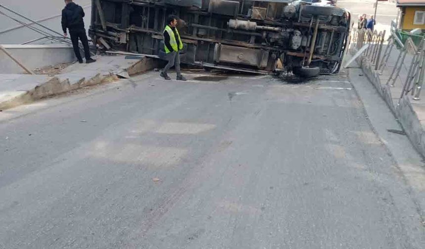 Çankaya’da yokuşta kamyonet devrildi, sürücü yaralandı