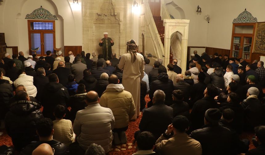 Sivas’ta 4 asırlık tarihi Kale Camii’nde bayram coşkusu